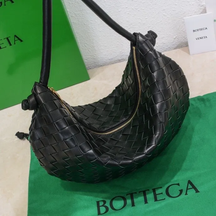 Batch 1260 BV has released a new product. The large size TURN #recommended new hot style is still the classic woven logo that we can recognize at a glance. It is really a unique shape that is both familiar and unfamiliar! Made of sheepskin weaving, with beautiful gold beads on the shoulder straps for free adjustment. You can switch between shoulder and handbags at will. It has a concave and convex shape anytime and anywhere. It is a practical king with a unique personality. With the right color combination, it can be sweet or salty. It is full of style. The summer catwalk style is beautiful. Hurry up and pull it out. Large size: 40*3*24, model: 6699-3#
